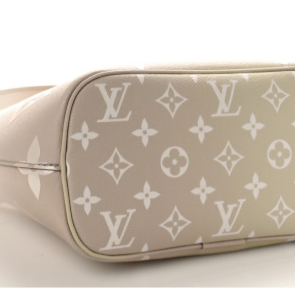 Louis Vuitton Monogram Giant Spring in the City Marshmallow Hobo in Sunset Khaki - Picture 5 of 14
